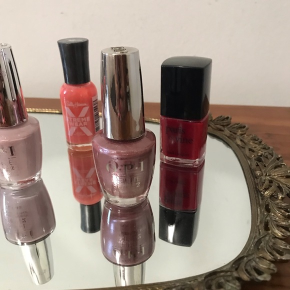 Ladies Nail Polishes ๐
- Picture 5 of 5
